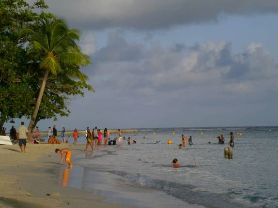 Fim de tarde movimentado em praia de Sainte-Anne, no litoral sul de Grande Terre, em Guadalupe